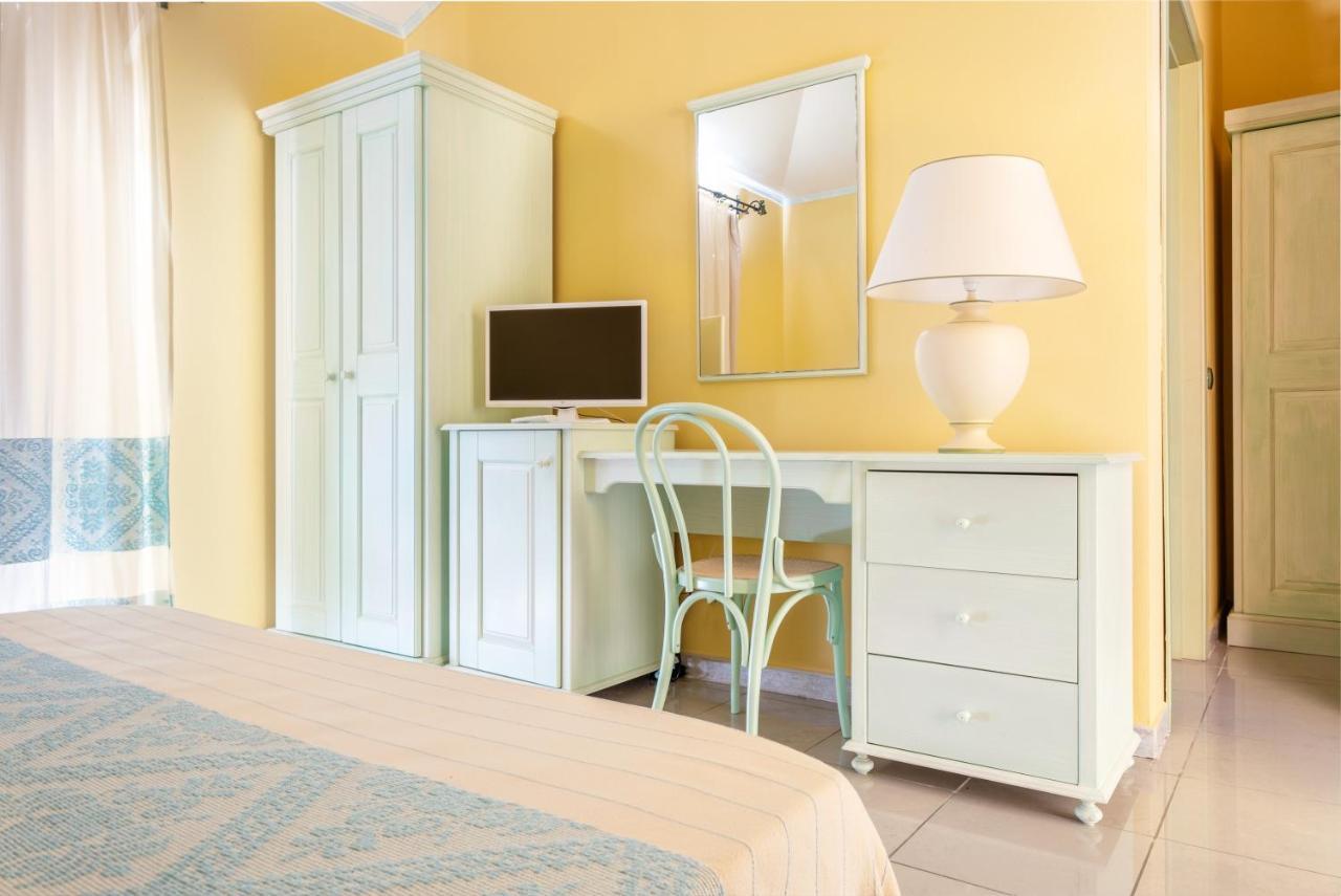 Hotel Solki SantʼAntìoco エクステリア 写真