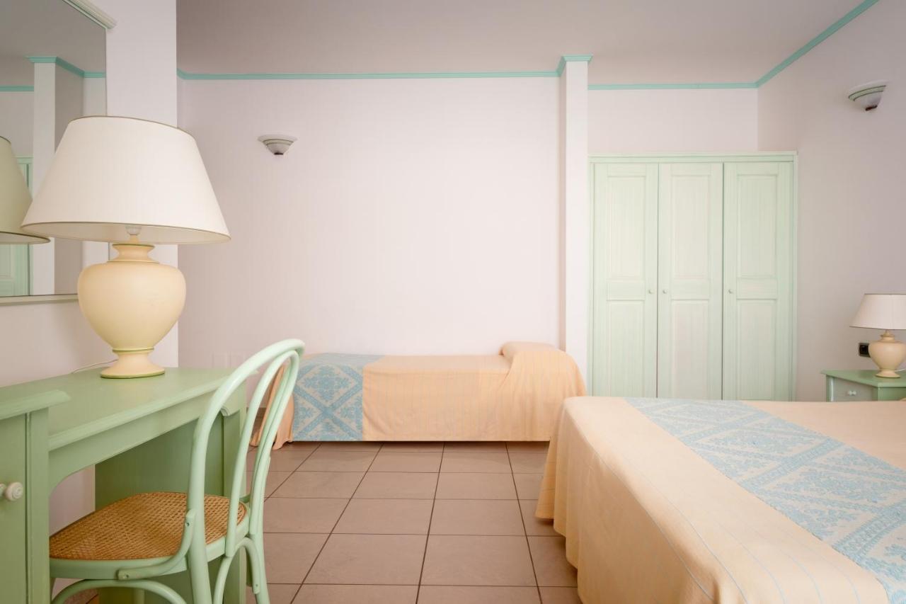 Hotel Solki SantʼAntìoco エクステリア 写真